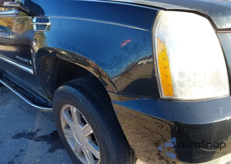 2009 Cadillac Escalade Standard z USA, uszkodzony, nr VIN 1GYFK232X9R143845